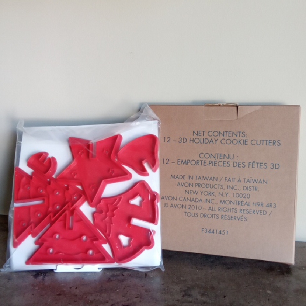 Avon Red Holiday Cookie Cutters 12 Pc Set  - New